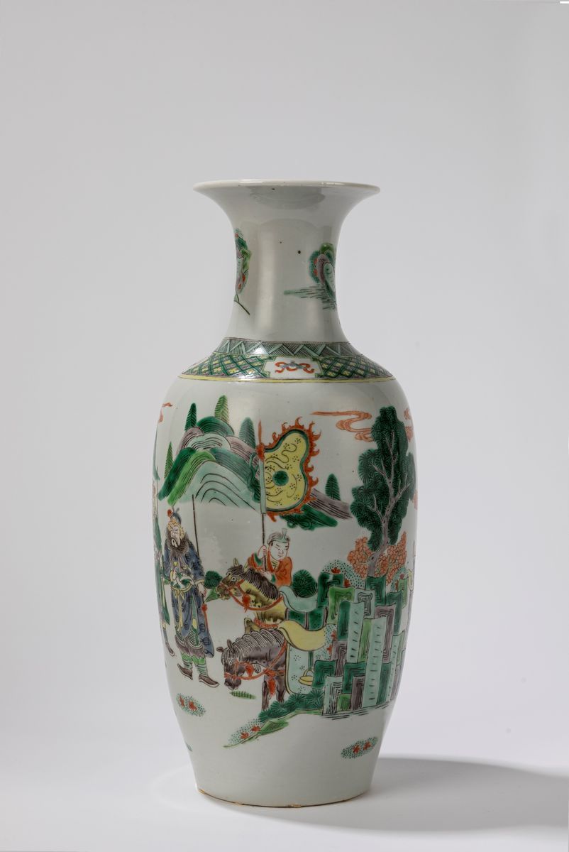 Vaso in porcellana Famiglia Verde, Cina, fine dinastia Qing, h cm 45,5