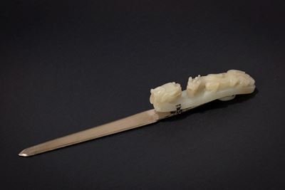 Fibbia in giada bianca intagliata a motivo di doppio drago, montata a tagliacarte, Cina, periodo ...