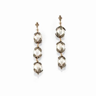 Orecchini pendenti con perle coltivate, in oro giallo 18k e argento