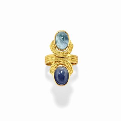 Anello in oro giallo 18k con pietre di colore azzurro e blu