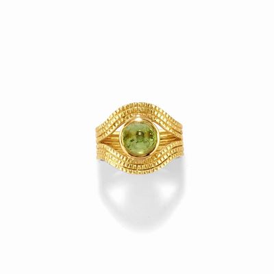 Anello in oro giallo 18k con pietra verde taglio sugar loaf