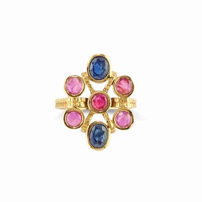 Anello in oro giallo 18k con rubini e zaffiri