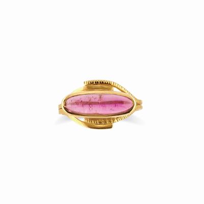 Anello in oro giallo 18k con pietra rosa cabochon