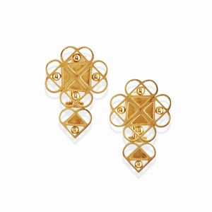 A 18k yellow gold earrings, Pao Ying Wang
