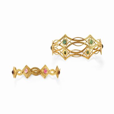 Due bracciali rigidi in oro giallo 18k con pietre cabochon