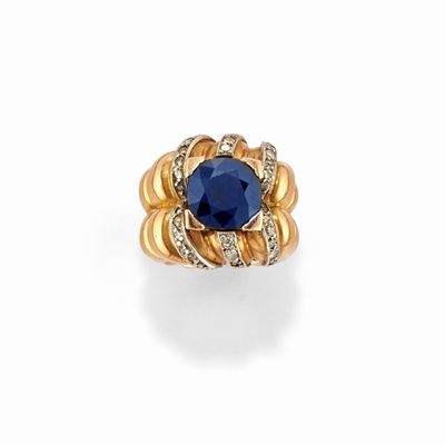 Anello con zaffiro ovalizzato e diamanti, oro bicolore 18k