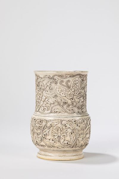 Vaso in avorio, Cina, XIX secolo, finemente inciso a rilievo