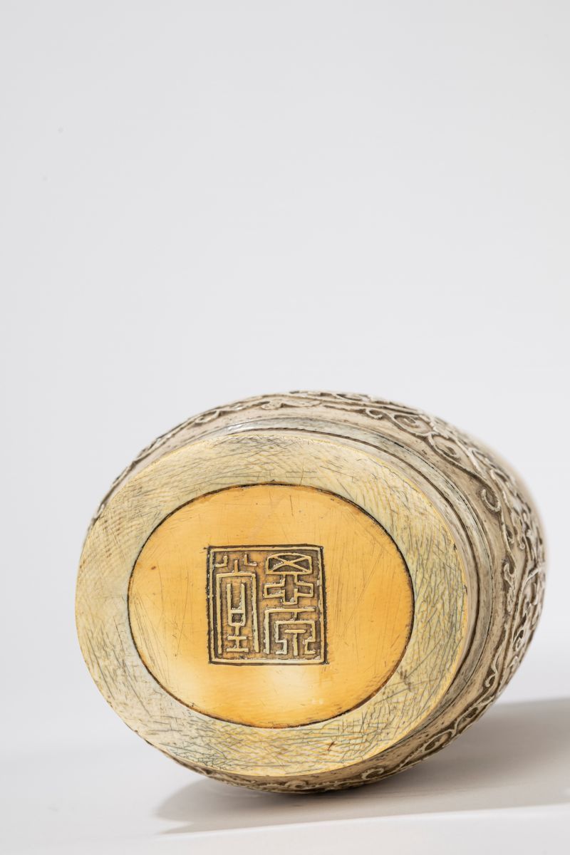 Vaso in avorio, Cina, XIX secolo, finemente inciso a rilievo