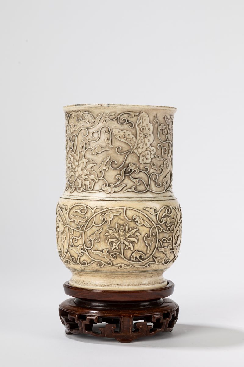 Vaso in avorio, Cina, XIX secolo, finemente inciso a rilievo