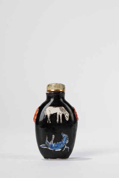 Snuff bottle in porcellana a fondo nero decorata con cavalli policromi, Cina, fine dinastia Qing