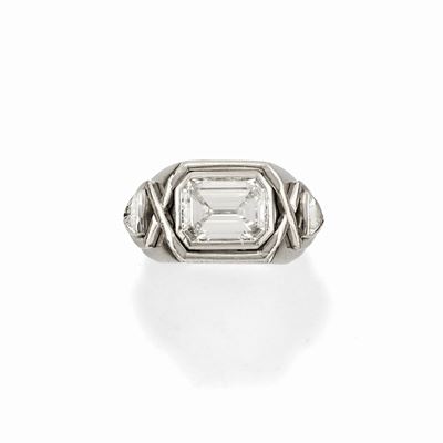 Anello in platino con diamanti, ct 3,68 e 1,00