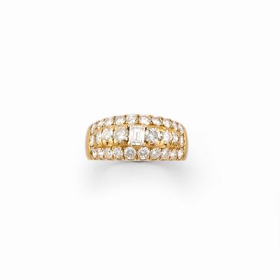 Anello in oro giallo 18k, con diamanti taglio brillante e centrale rettangolare