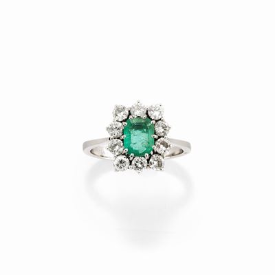 Anello con smeraldo taglio rettangolare e diamanti in oro bianco 18k