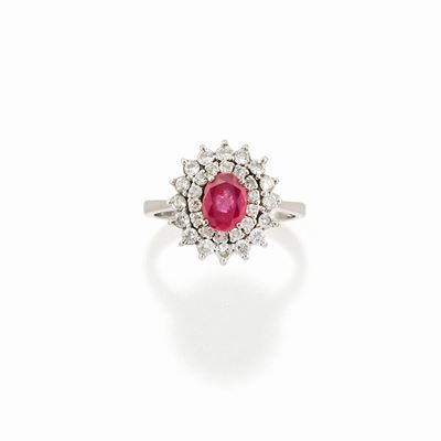 Anello con rubino ovale di 0,70 ct e diamanti, oro bianco 18k