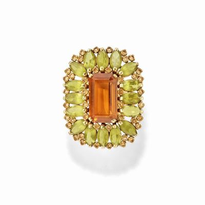 Anello in oro giallo 18k con topazio e pietre verdi