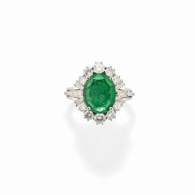 Anello con smeraldo ovale di ct 3,00, incastonato in oro bianco 18k con diamanti