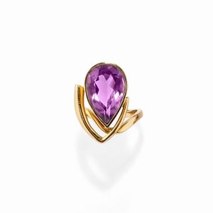 A 18k yellow gold and amethyst ring
