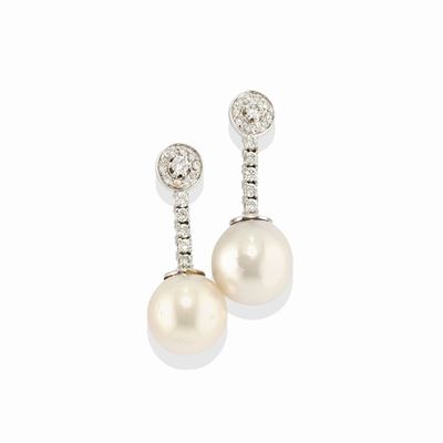 Orecchini pendenti in oro bianco 18k con perle coltivate South Sea e diamanti