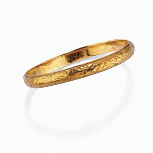 A 18K yellow gold bangle