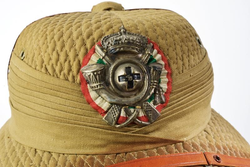 Casco coloniale da ufficiale dei Cacciatori d'Africa, Regno d'Italia