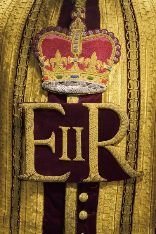 Uniforme di tamburo maggiore, epoca Regina Elisabetta II, velluto bordeaux e bande dorate
