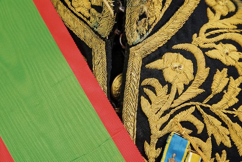 Uniforme diplomatica da ambasciatore persiano, marsina in tessuto nero e bicorno in velluto