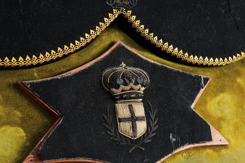 Bellissimo pannello con fregi di reparti militari del Regio Esercito, tecnica in canutiglia e vel...