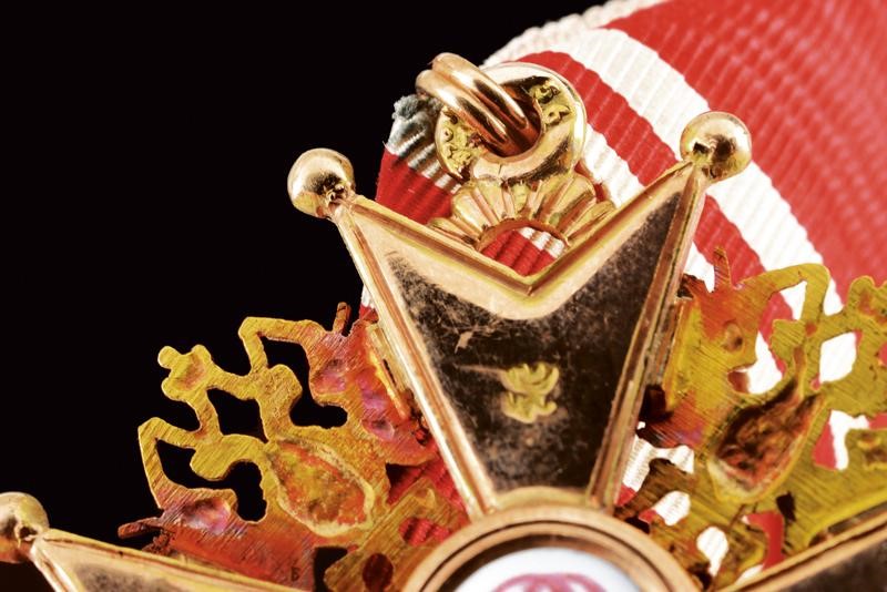 Ordine di San Stanislao, Croce di terza classe in oro e smalti