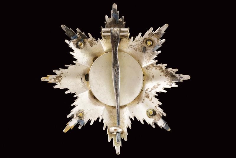 Ordine dell'Aquila Rossa, Placca in argento smaltato con spade dorate