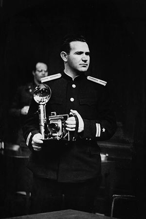 Evgenij Caldej con la macchina fotografica appena ricevuta in dono da R. Capa durante il processo di Norimberga
