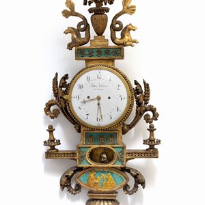 Pendola da muro in legno intagliato, dorato e laccato verde, Vienna secolo XIX