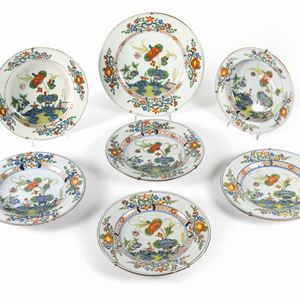 Lotto composto da sette piatti in maiolica decoro al "garofano", Faenza conti Ferniani, secolo XVIII