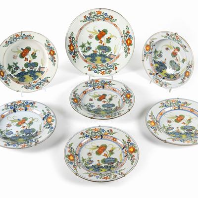 Lotto Composto da Sette Piatti in Maiolica Decoro al "garofano", Faenza Conti Ferniani, Secolo XV...