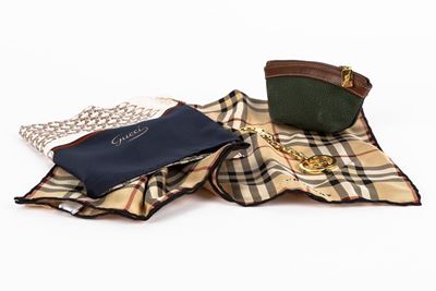 Lotto Composto da una Stola, un Piccolo Foulard e Due Portachiavi