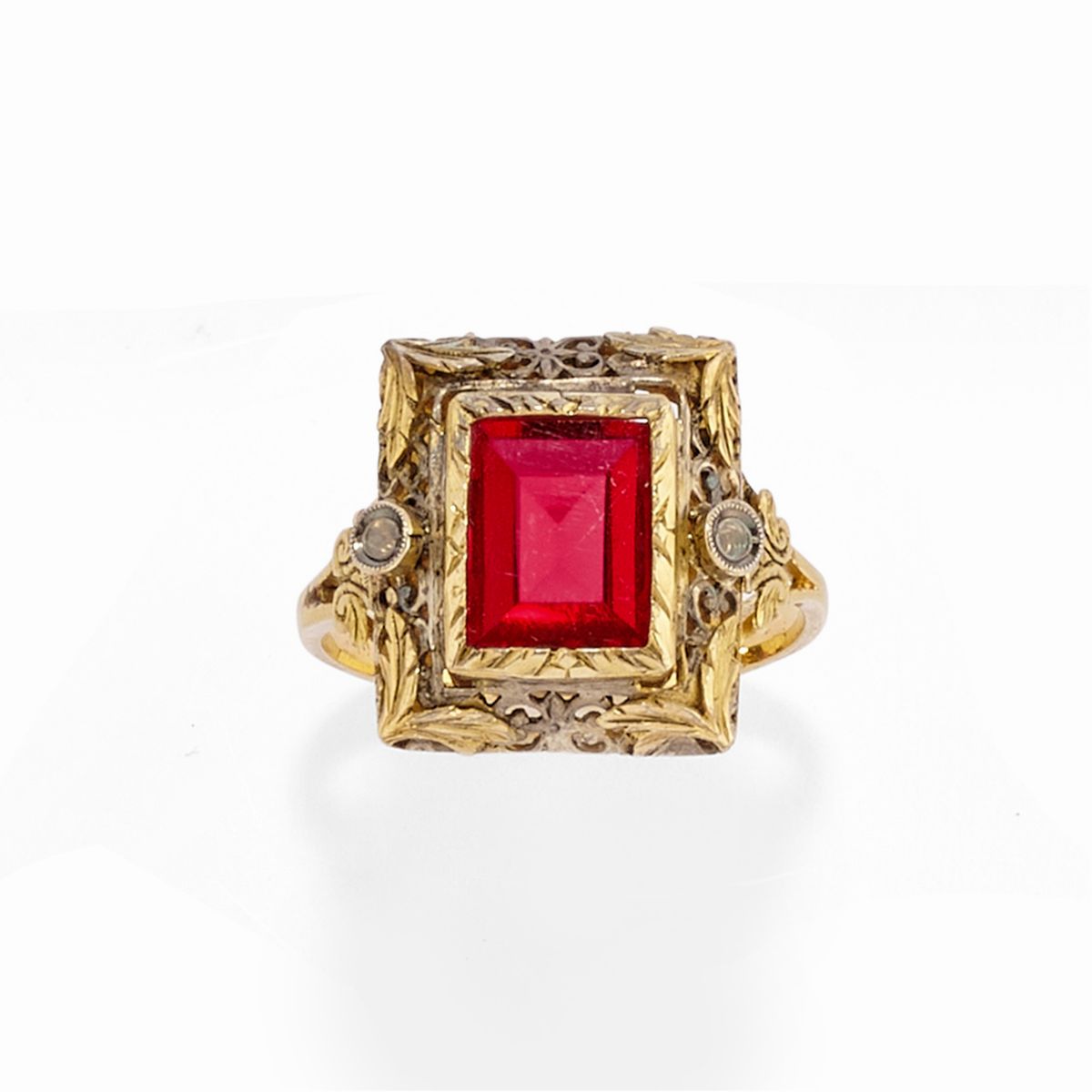 Tre anelli, oro giallo 18k e argento, con pietre colorate