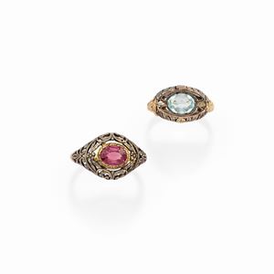  - Due anelli con pietra rosa e azzurra