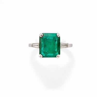 Anello con smeraldo, oro bianco 18k, ct 2,50