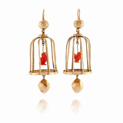 Orecchini a gabbia in oro giallo 9k con uccellino in corallo rosso