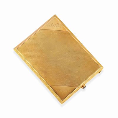 Portasigarette in oro giallo 18k con zaffiro e incisioni