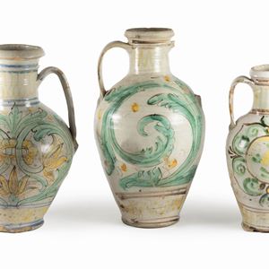 Lotto composto da tre vasi in ceramica policroma