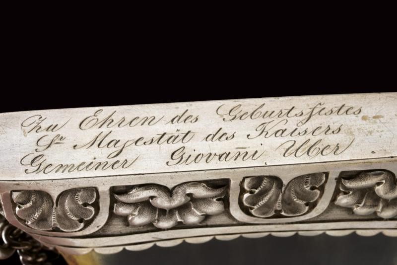 Rara Fiasca da Polvere in Argento, con Dedica per il Compleanno Dell'imperatore Ferdinando i