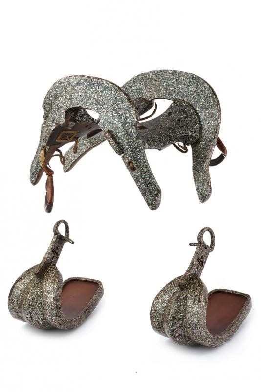 Bella Coppia Di Cowboy E Cowgirl Con Cavallo E Sella Nel Ranch, Che Si