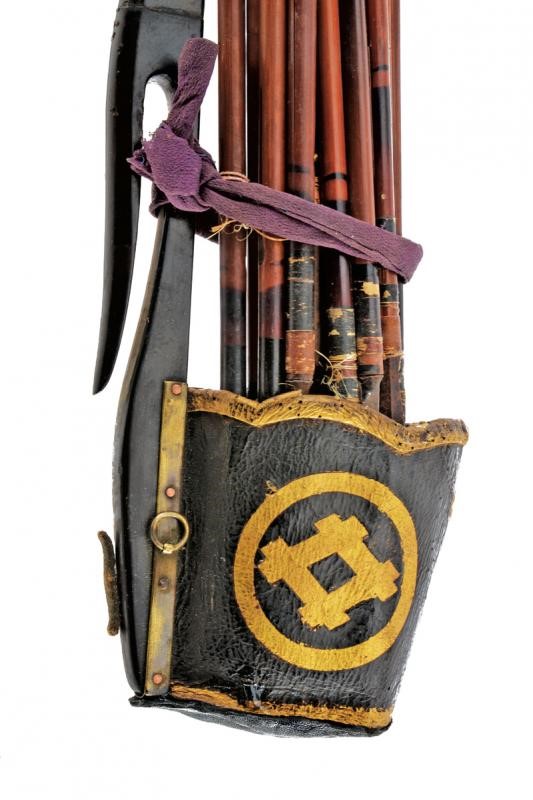 Ustubo (faretra) con Ventiquattro Frecce e Yumi (arco)