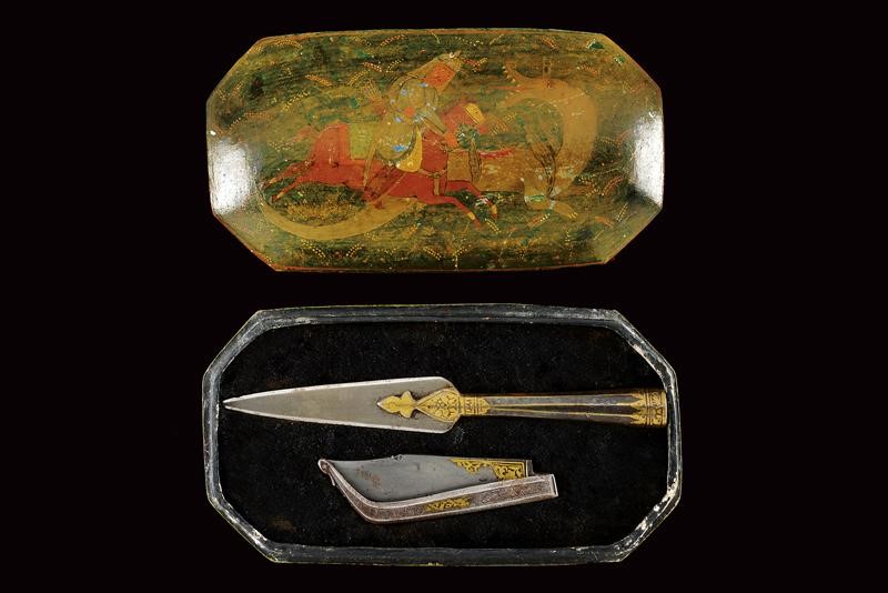 Set di un Coltello Pieghevole ed una Punta di Lancia in Astuccio Dipinto