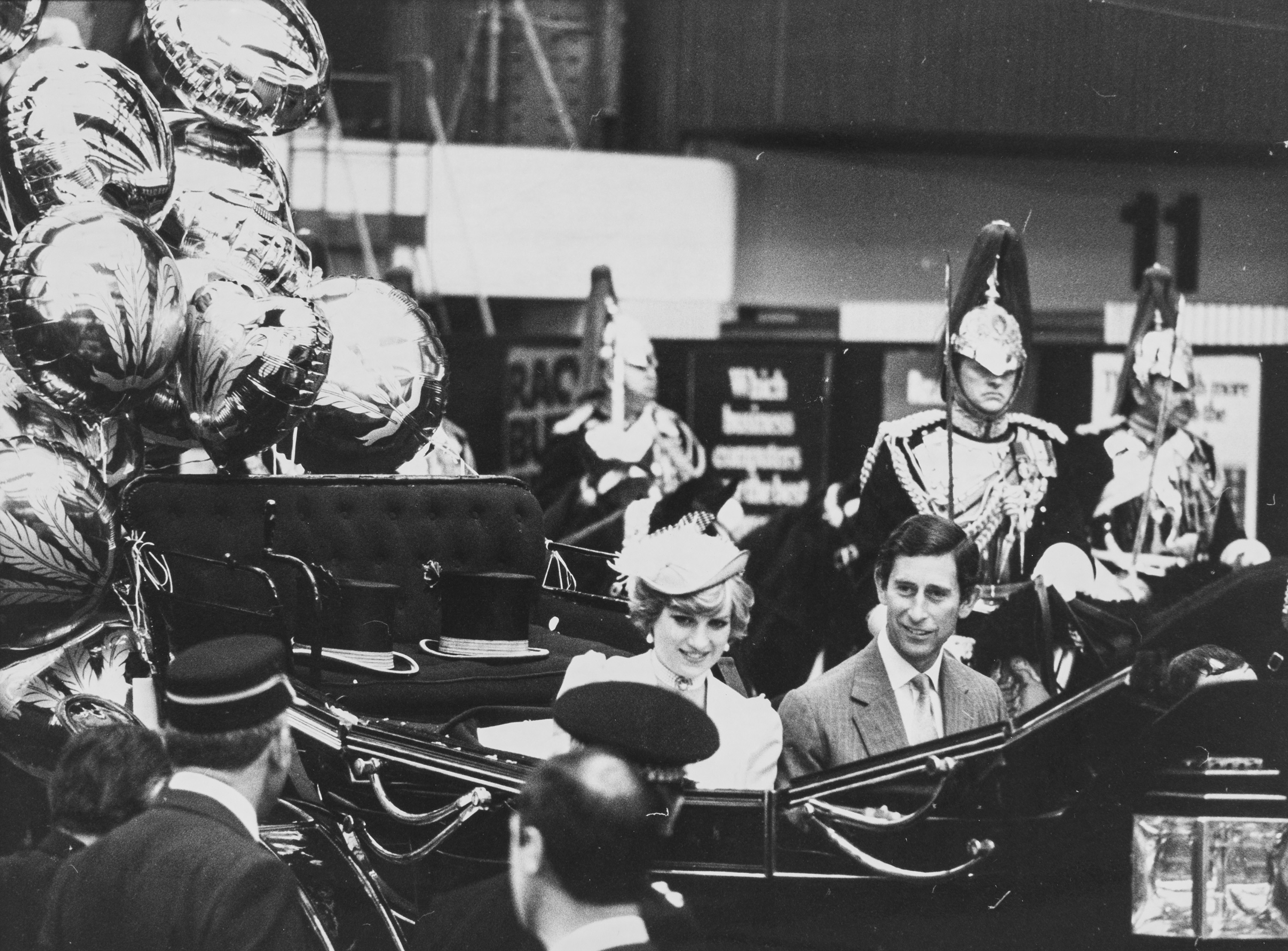 Anonimo - Stampe fotografiche vintage di Prince Charles e Lady Diana in partenza per il viaggio d...