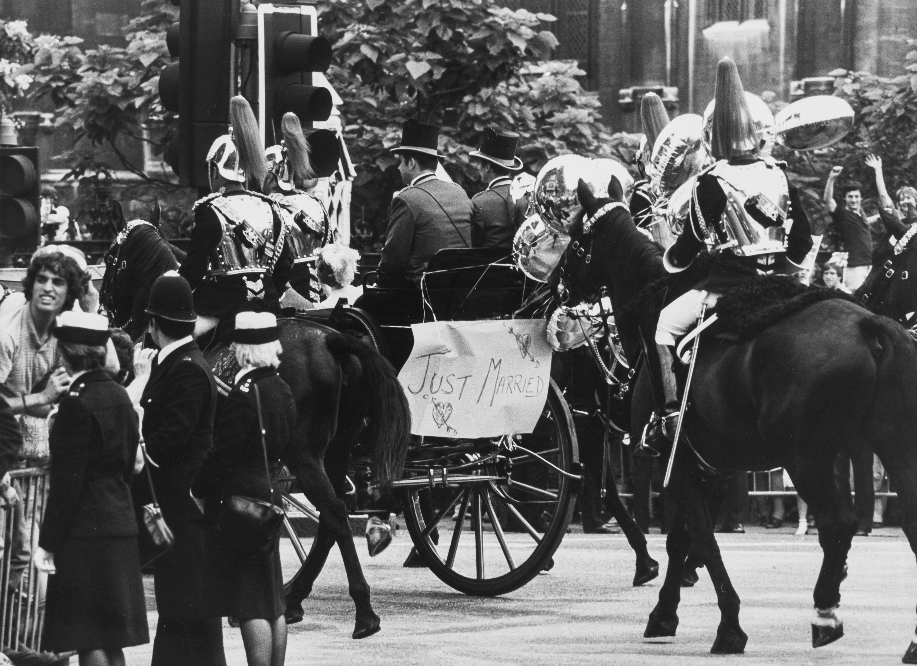 Anonimo - Stampe fotografiche vintage di Prince Charles e Lady Diana in partenza per il viaggio d...