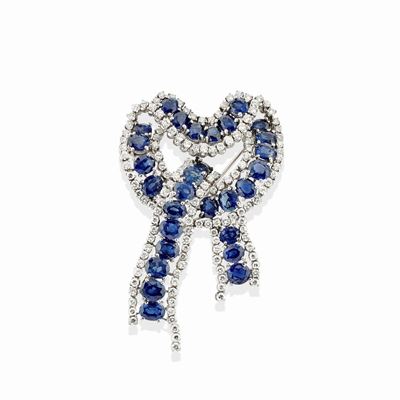 Spilla con zaffiri ovali e diamanti, oro bianco 18k e platino