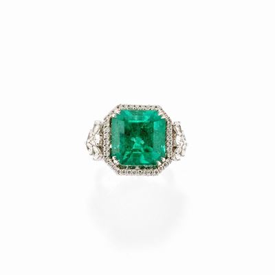 Anello con smeraldo colombiano, oro bianco 18k, diamanti