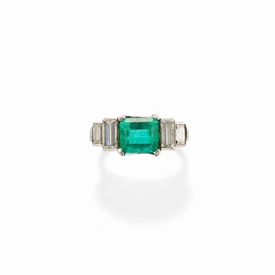Anello con smeraldo e diamanti, oro bianco 18k