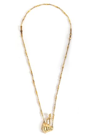 Mujer desnuda subiendo escaleras